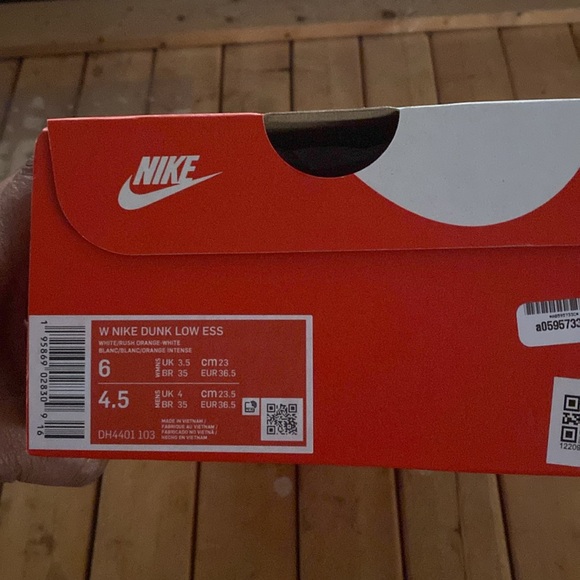 Women’s dunk low orange, paisley brand new goat certified - Picture 2 of 3